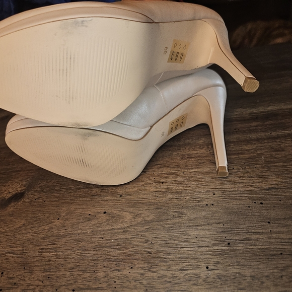 Le Chateau Shoes - Picture 4 of 5